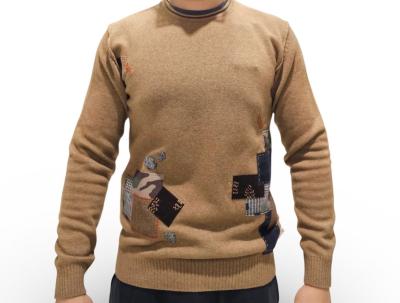 MAGLIONE BOB GIROCOLLO IN LANA CON APPLICAZIONI PATCH