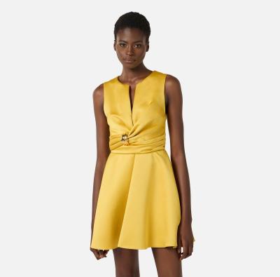 Abito in duchesse con dettaglio gioiello